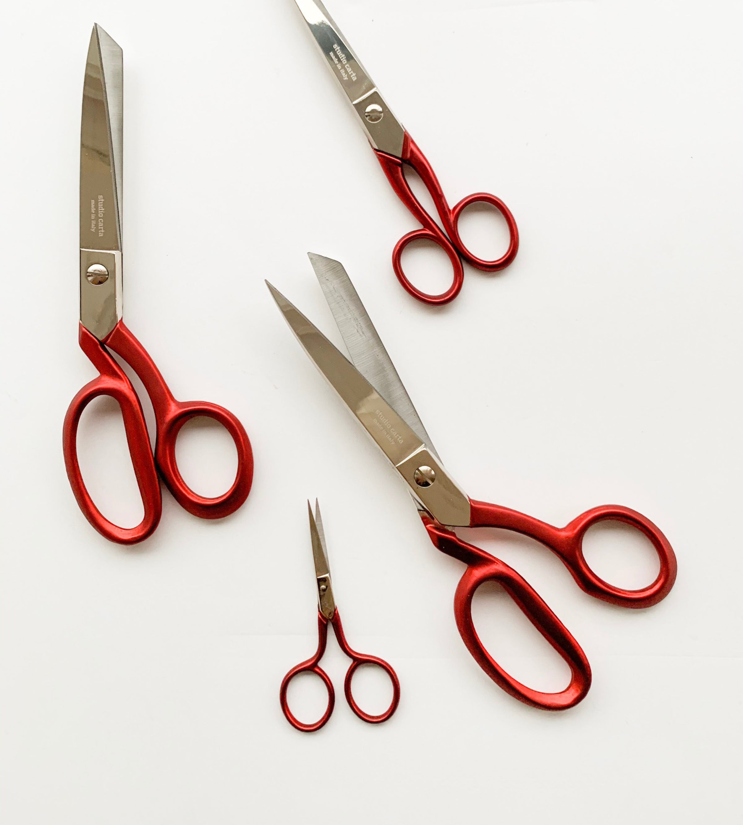 Red Scissors With Spring Scarlet red scissors – studiocartawholesale.com